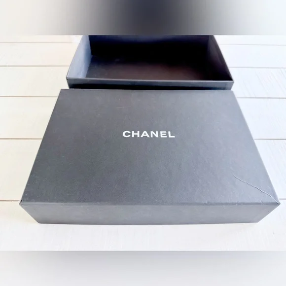 Chanel Box, Dust Bag,
Camellia Flower, Ribbon - Picture 3 of 9